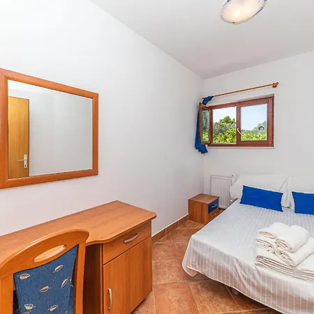 2 Bedroom In Okrug Donji Apartment *