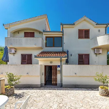 2 Bedroom In Okrug Donji Apartment