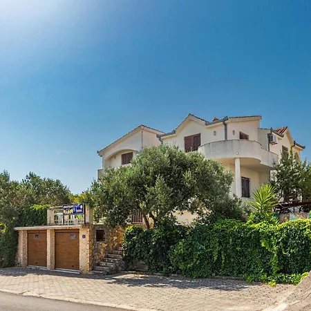 Apartment 2 Bedroom In Okrug Donji *