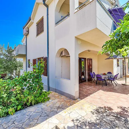2 Bedroom In Okrug Donji *