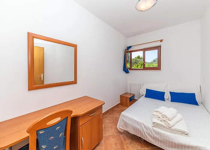 2 Bedroom In Okrug Donji Apartment *