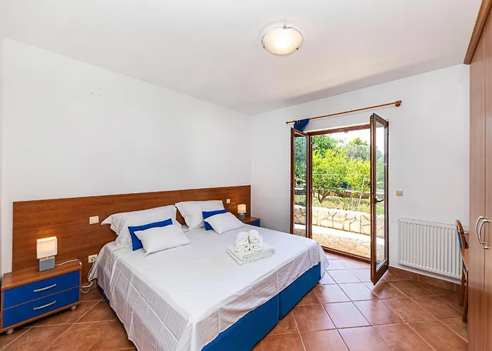 Apartment 2 Bedroom In Okrug Donji Donji Okrug (Ciovo)