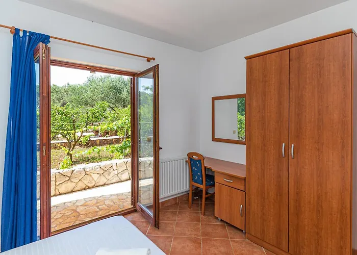 Apartment 2 Bedroom In Okrug Donji *