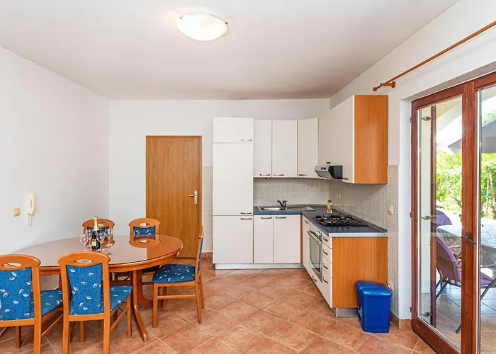 Apartment 2 Bedroom In Okrug Donji