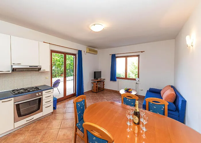 Apartment 2 Bedroom In Okrug Donji *