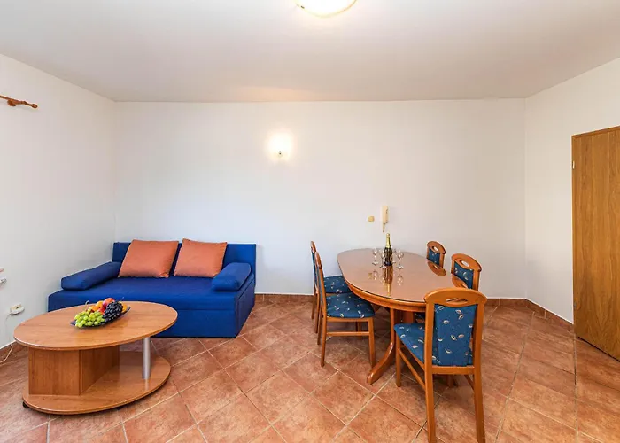 Apartment 2 Bedroom In Okrug Donji