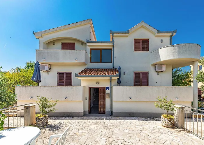 2 Bedroom In Okrug Donji Apartment