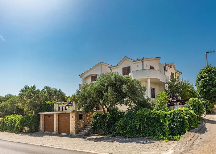 Apartment 2 Bedroom In Okrug Donji *