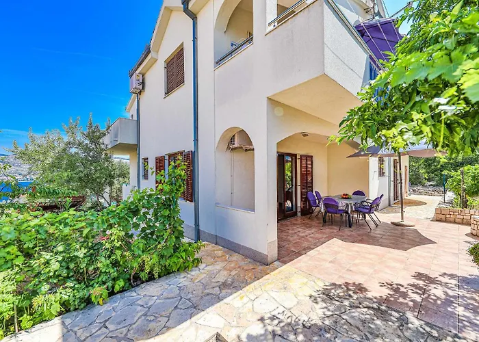 2 Bedroom In Okrug Donji *