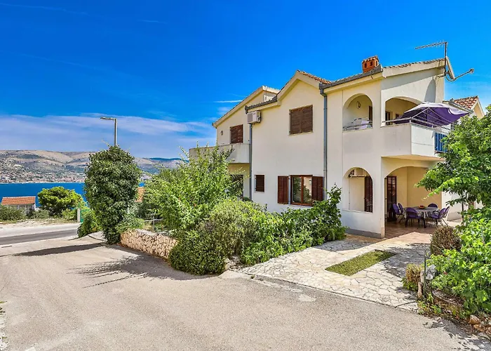 Apartment 2 Bedroom In Okrug Donji Donji Okrug (Ciovo)